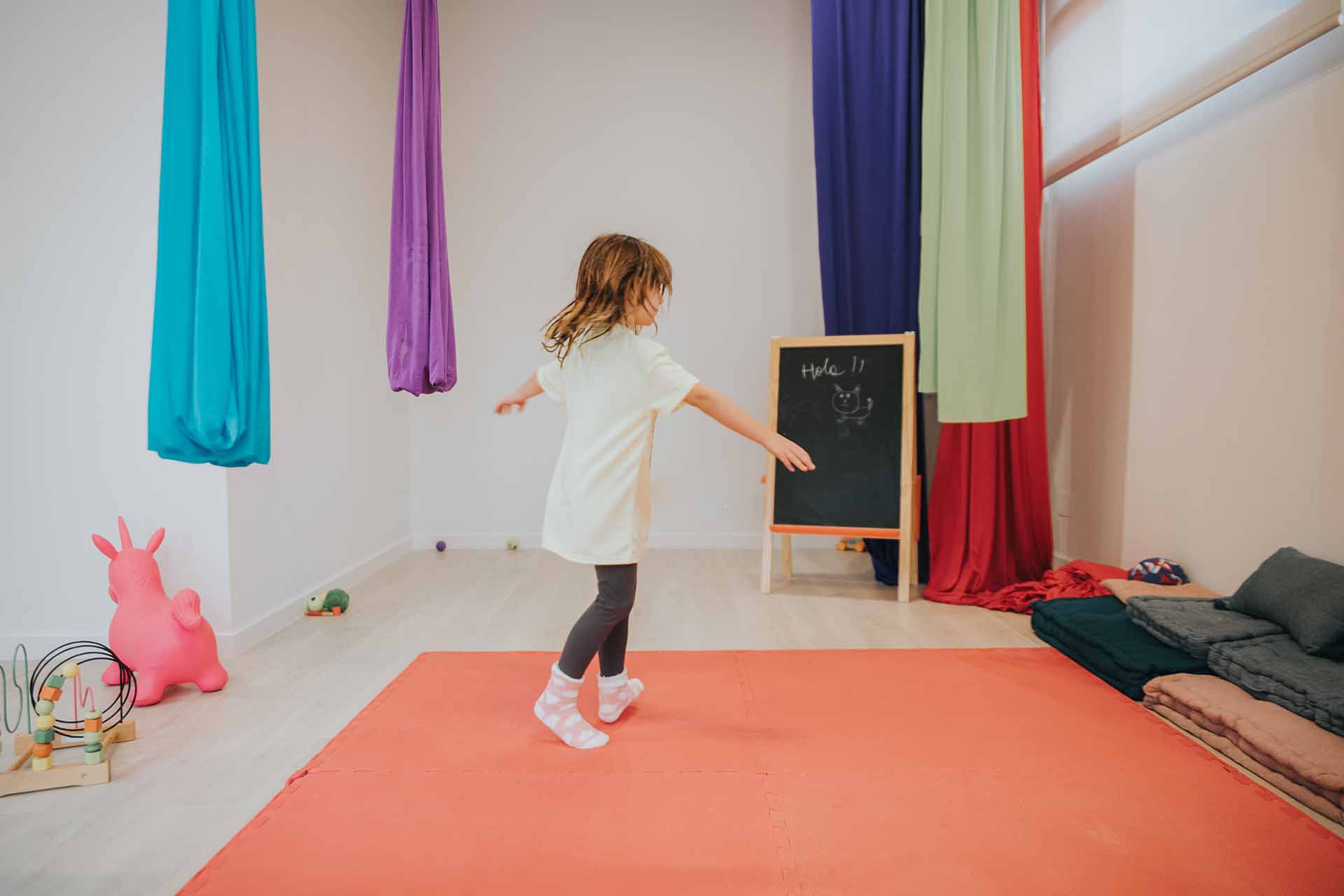 Psicóloga infantil trabajando con un niño